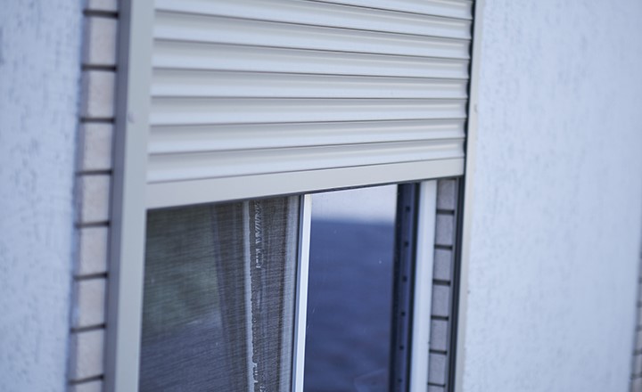 Różnice w sposobie czyszczenia rolet z PCV i aluminium